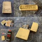 Vintage brass 1995 ZIPPO Chesterfield + benzine + flints, Ophalen of Verzenden, Gebruikt, Aansteker