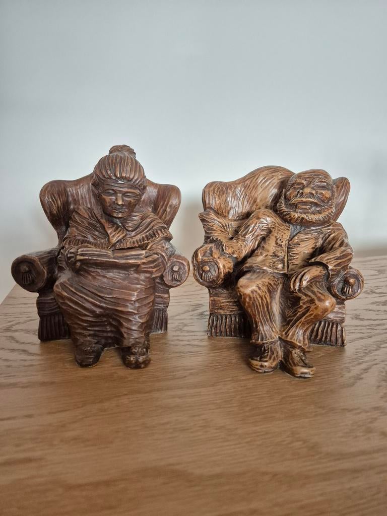Beelden van zittend oud echtpaar, gesigneerd A.P., Minder dan 20 cm, Ophalen of Verzenden, Gemerkt, Steen of Keramiek
