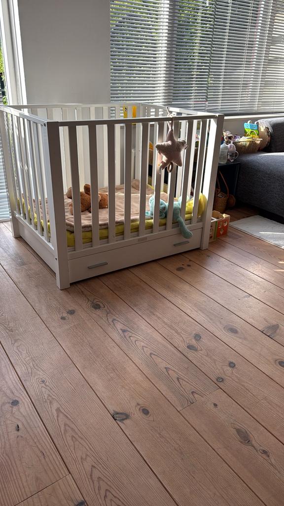 Witte baby box met lade en twee verstelbare hoogten, Kinderen en Baby's, Boxen, Ophalen of Verzenden, Gebruikt, Vierkant, Lade