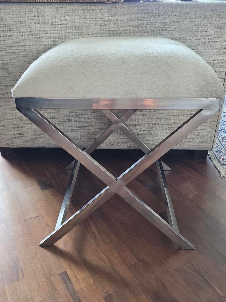 Mooie hocker met koeienhuid Richmond/Eric Kusterstyle, Ophalen, Gebruikt, 50 tot 75 cm, Richmond/Eric Kusterstyle
