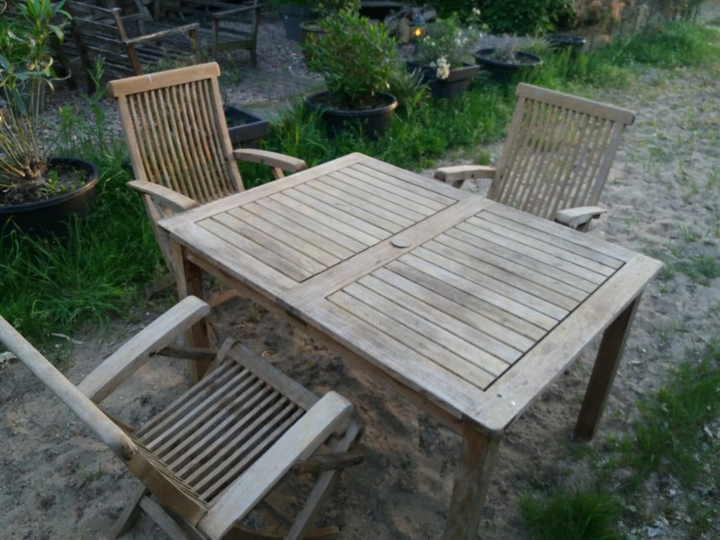 Hardhouten tafel met drie stoelen, Ophalen of Verzenden, Gebruikt