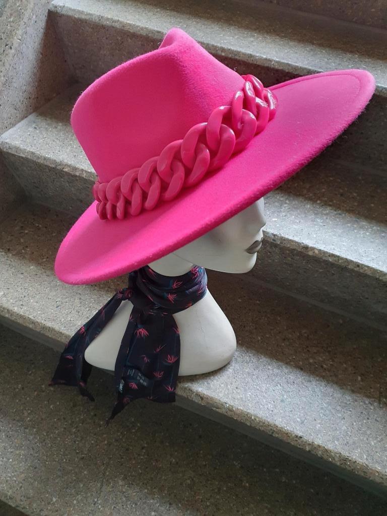 Kekke fuchsia hoed, Kleding | Dames, Hoeden en Petten, Verzenden, Zo goed als nieuw, One size fits all, Hoed