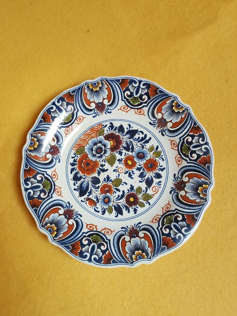 Bord Oud Delft - Polychroom bloemdecor - Plateel, Antiek en Kunst, Antiek | Wandborden en Tegels, Ophalen of Verzenden
