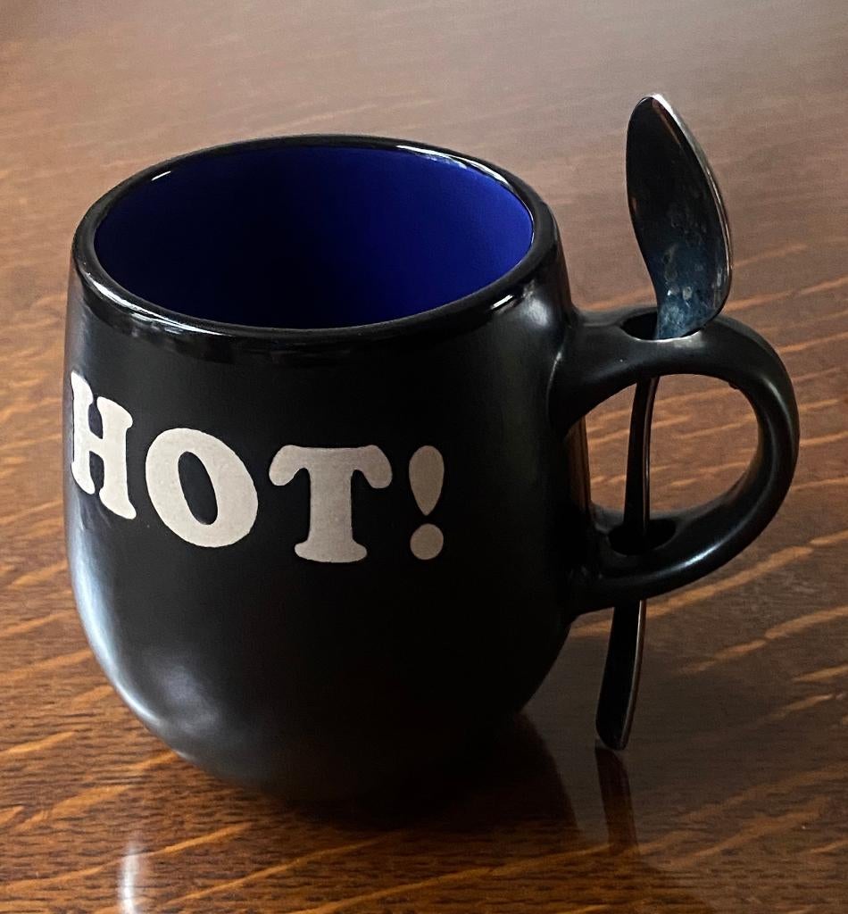 4 stoere mokken, bedrukte tekst: HOT!, blauw/rood/oranje/wit, Keramiek, Ophalen of Verzenden, Zo goed als nieuw, Overige stijlen