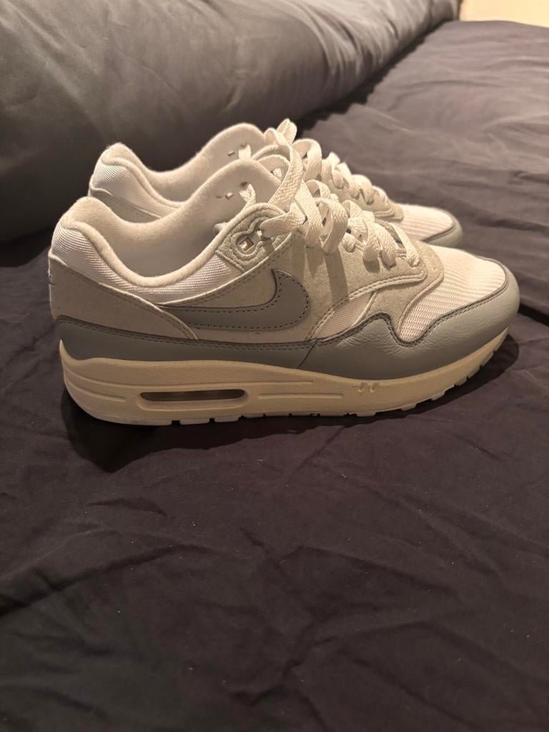 Nike Air Max 1 'Pure Platinum’. Maat 39, Kleding | Heren, Schoenen, Ophalen of Verzenden, Nieuw, Overige kleuren