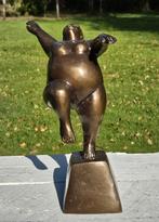 DIKKE DAME / bronzen beeld / armen omhoog, Antiek en Kunst, Ophalen of Verzenden
