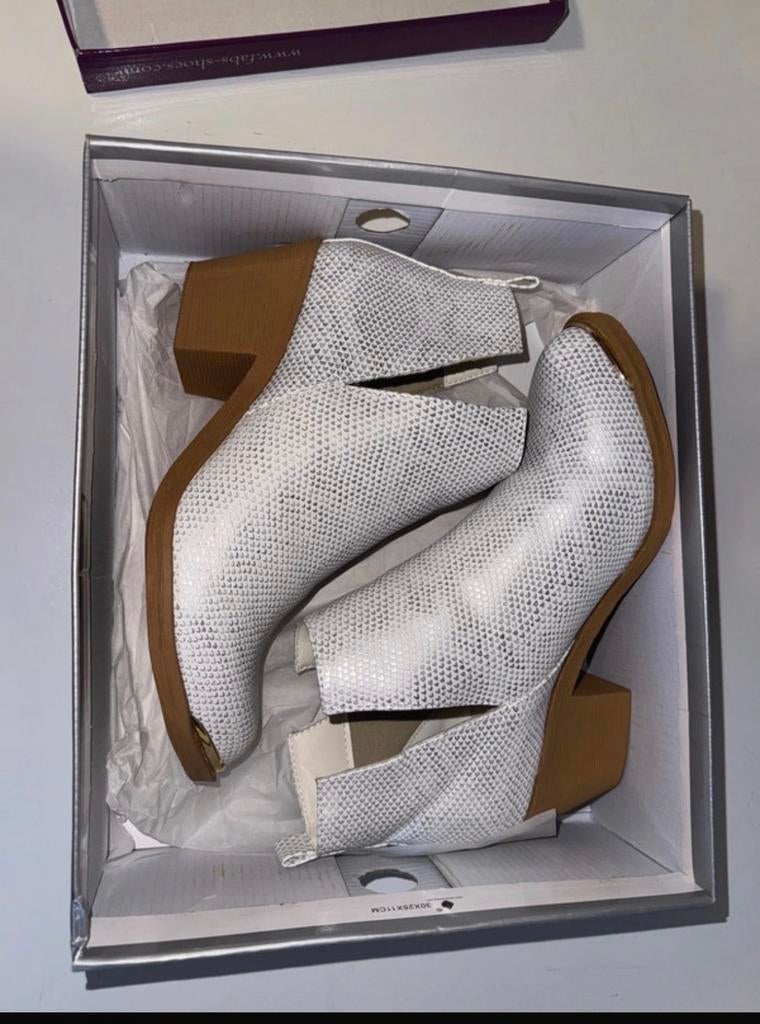 Witte enkellaarsjes met slangenprint, Kleding | Dames, Schoenen, Wit, Lage of Enkellaarzen, Ophalen of Verzenden, Zo goed als nieuw