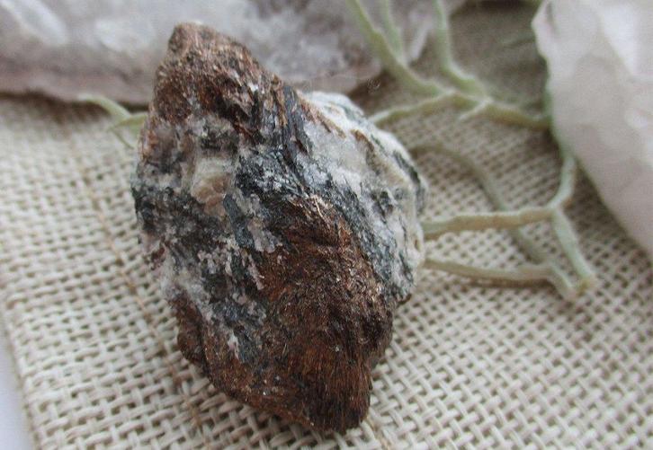 Astrophyliet ruw - van het Chibiny massief - Kola, Rusland, Verzamelen, Mineralen en Fossielen, Mineraal, Ophalen of Verzenden