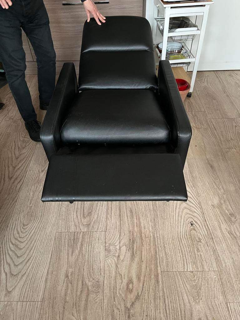 MVW ! Zwarte fauteuil met uitklapbare chaise longue, Huis en Inrichting, Fauteuils, Ophalen, Kunststof, 100 tot 125 cm, Zo goed als nieuw