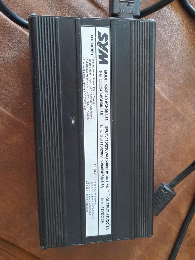 SYM Acculader 48V 3A - Model QQE240-6CH08-L35, Ophalen of Verzenden, Gebruikt