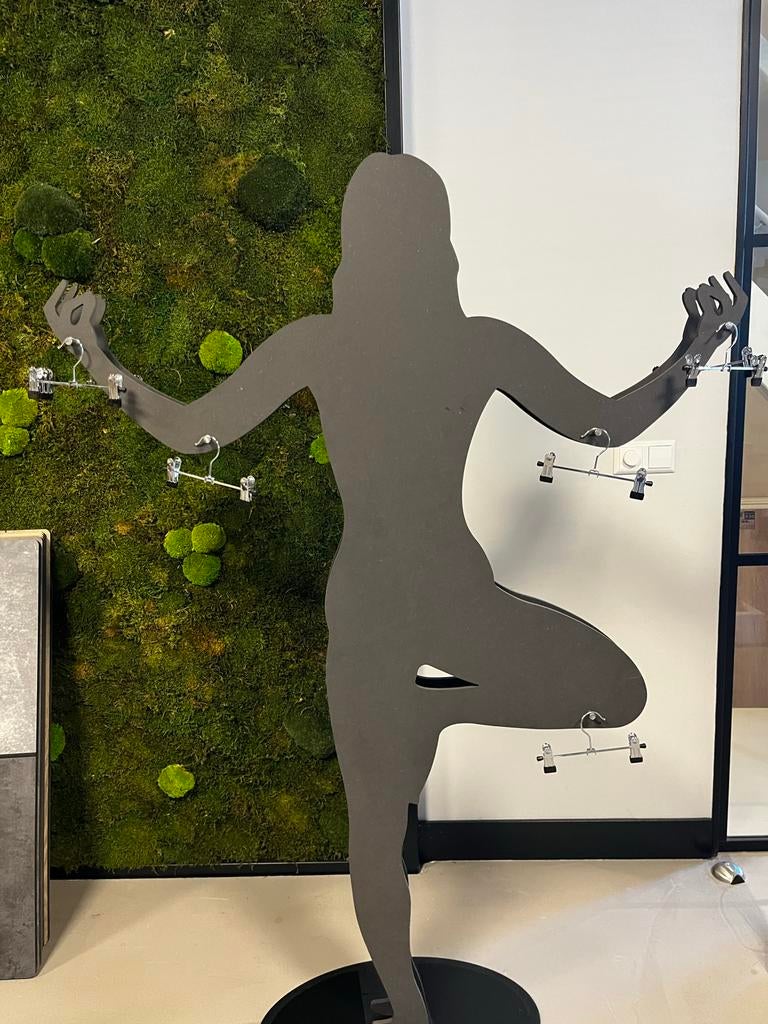 Etalage decoratie: Vrouwelijke paspop, Ophalen