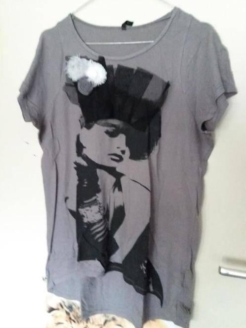 Een beige/grijs T-Shirt met vrouwenhoofd met 3D hoed erop., Maat 38/40 (M), Stile Benetton., Beige, Ophalen of Verzenden