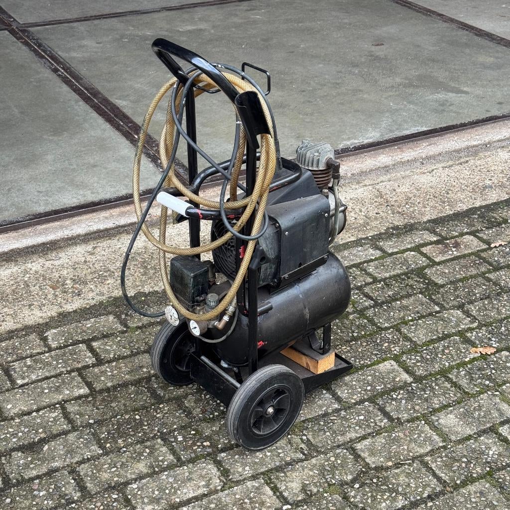 Praktische compressor, Doe-het-zelf en Verbouw, Compressors, Ophalen, Gebruikt, 6 tot 10 bar, Minder dan 200 liter/min