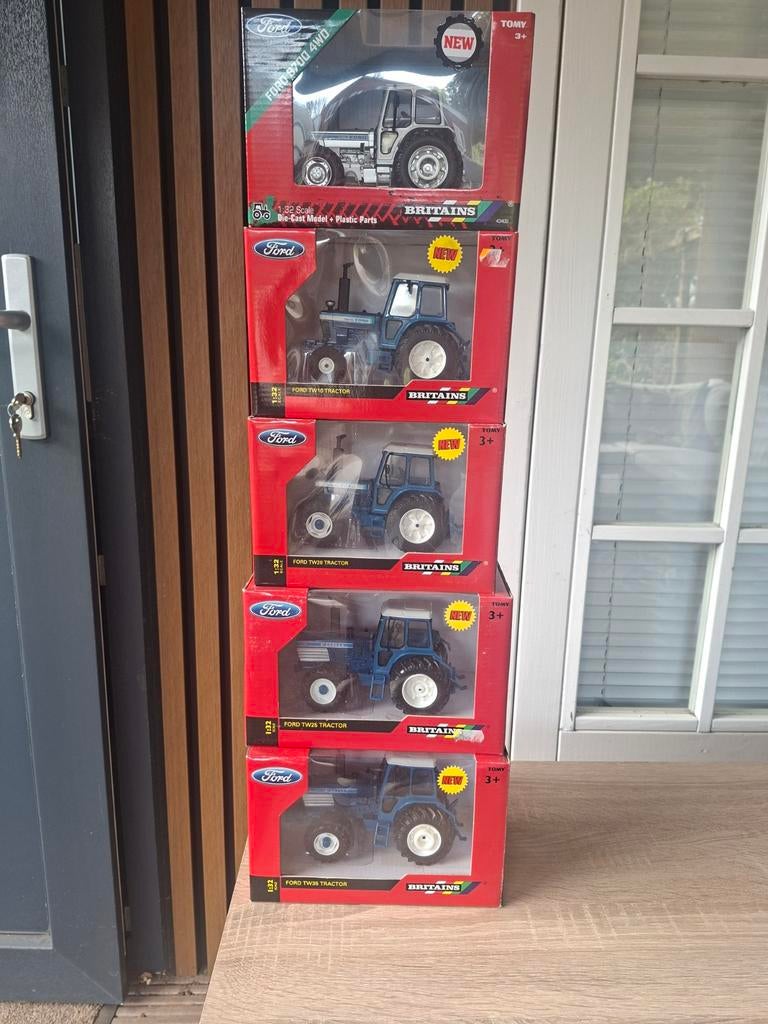 5 Britains Ford Tractoren: TW10, TW20, TW25, TW35, 8700 4WD, Ophalen of Verzenden, Groter dan 1:32, Overige merken