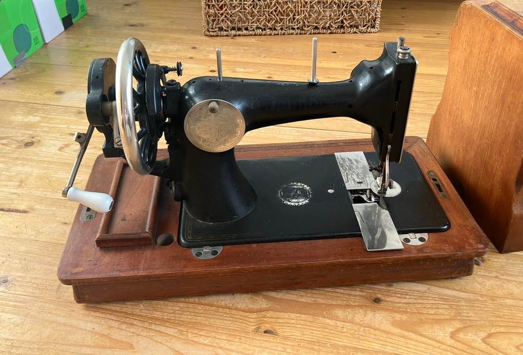 Vintage hand naaimachine Naumann, Antiek en Kunst, Antiek | Naaimachines, Ophalen of Verzenden