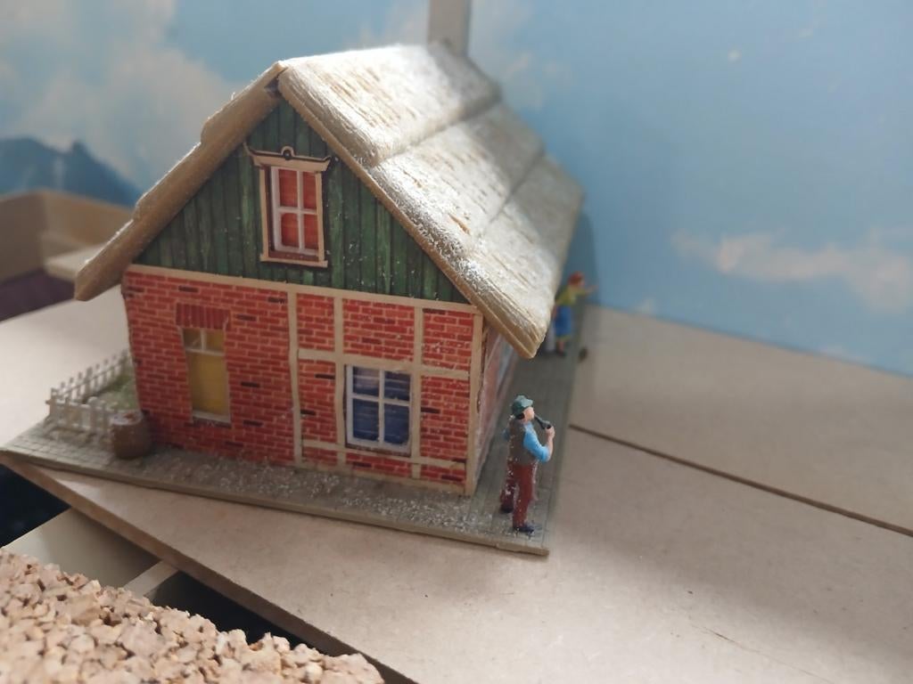 Leuk huisje met popje er voor HO spoor, Hobby en Vrije tijd, Modeltreinen | H0, Ophalen of Verzenden