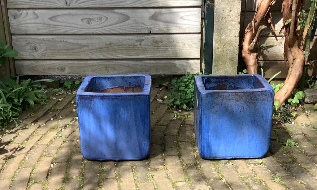 2 bloempotten blauw 24x24 cm, Tuin en Terras, Bloempotten, Ophalen, Steen, Gebruikt, Vierkant