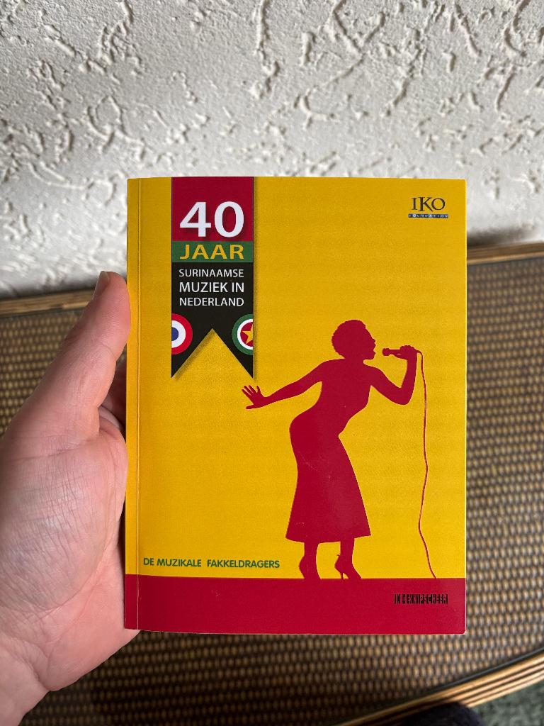 40 jaar Surinaamse muziek in Nederland - 2 cd + boek - 2015, Ophalen of Verzenden, Gebruikt, Latijns-Amerikaans