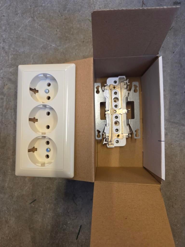 Diverse stopcontacten Jung, Ophalen of Verzenden, Nieuw, Stopcontact