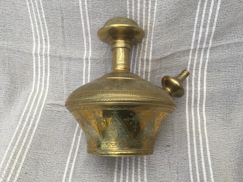 Antiek messing waterkan met gedetailleerde gravures “ Kendi”, Antiek en Kunst, Ophalen of Verzenden