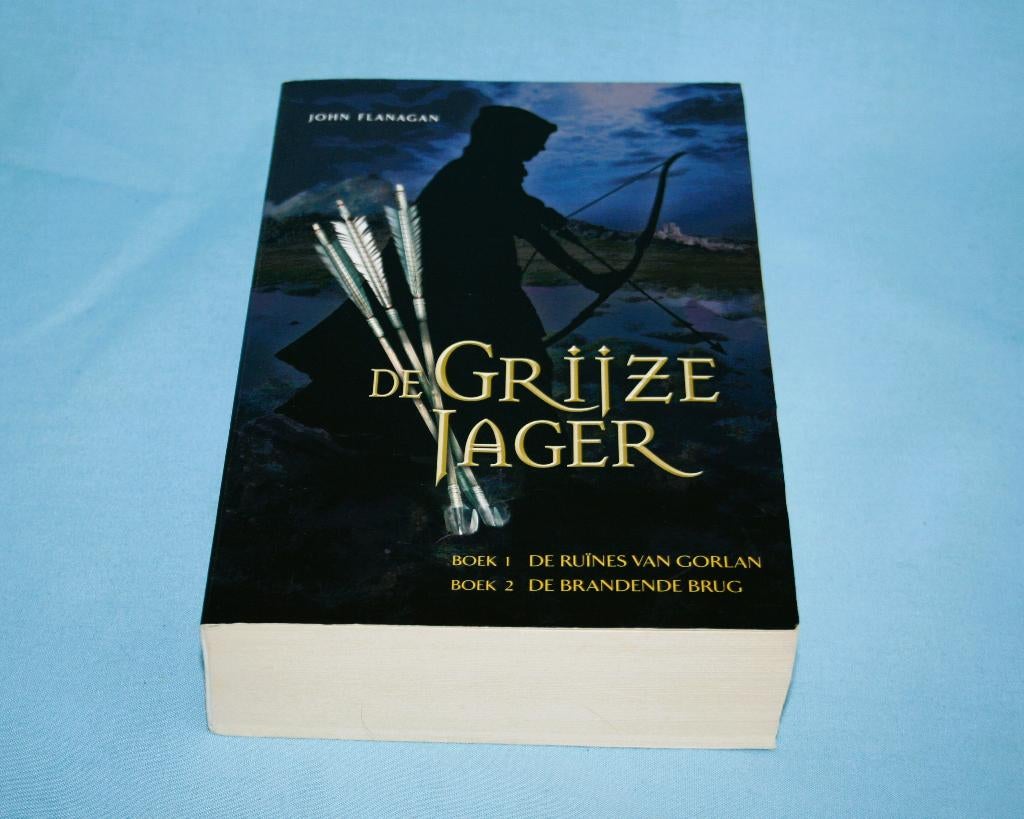 De Grijze Jager - Deel 1 & 2 in een boek, Boeken, Ophalen of Verzenden, Zo goed als nieuw, John Flanagan
