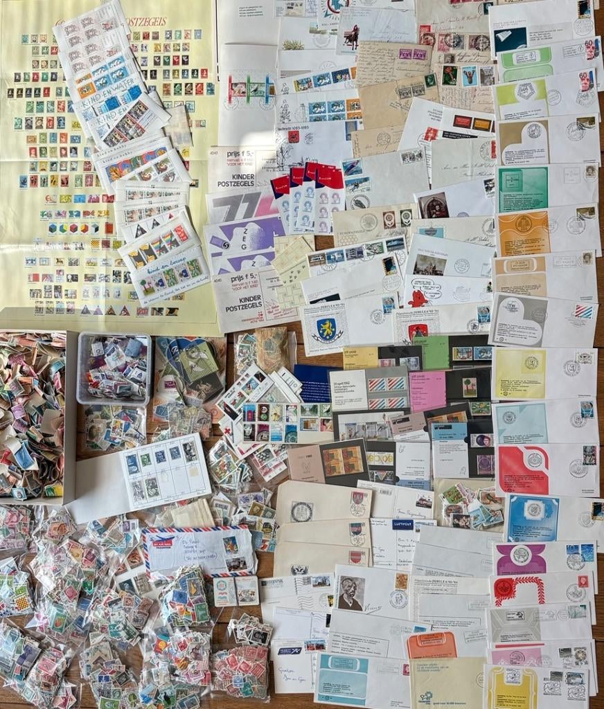 VOLLE SCHOENENDOOS POSTZEGELS EN MÉÉR  ....  KIJKEN !!, Verzenden, Nederland