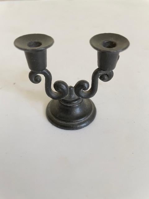Miniatuur tinnen kandelaar. Twee armen. Bijv. poppenhuis, Ophalen, Zo goed als nieuw, Gebruiksvoorwerp
