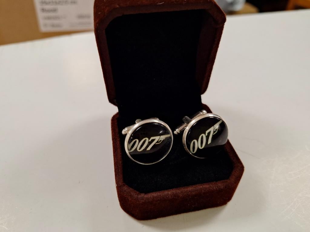 James bond manchetknopen in fluwelen box, Ophalen of Verzenden, Zo goed als nieuw, Overige materialen
