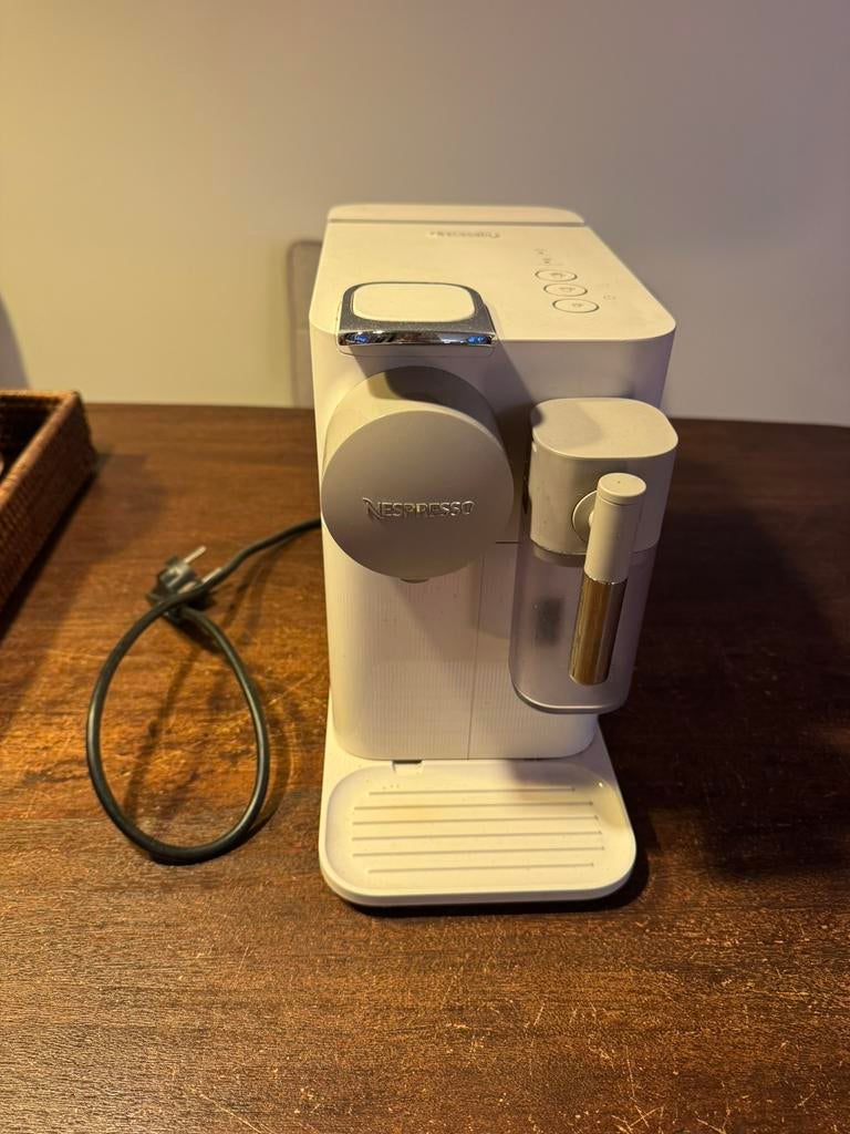 Delonghi Nespresso Lattissima, Witgoed en Apparatuur, Koffiezetapparaten, Ophalen of Verzenden, Zo goed als nieuw, Espresso apparaat