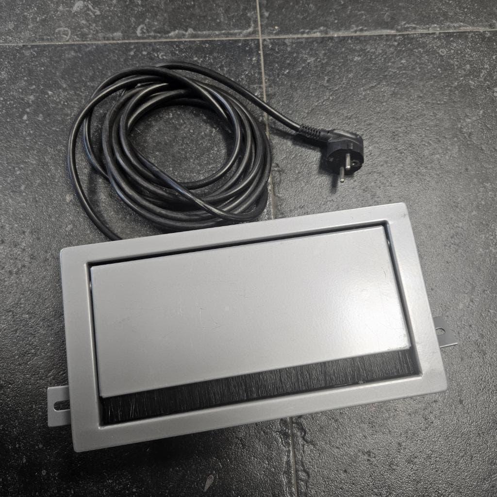 3-voudige inbouwunit - Netbox MEB3 elektra-unit bureau, Hobby en Vrije tijd, Ophalen, Gebruikt