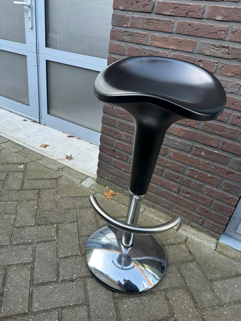 Moderne barkruk met verstelbare hoogte en voetsteun, Huis en Inrichting, Barkrukken, Ophalen, Kunststof, Gebruikt, In hoogte verstelbaar