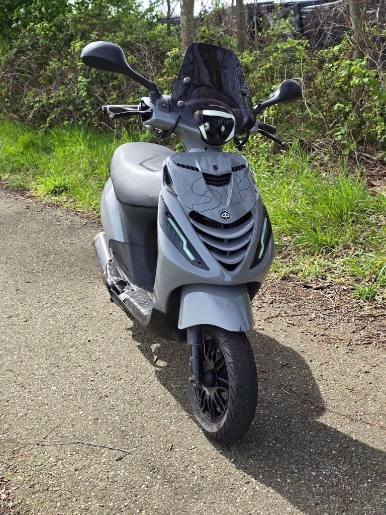 Piaggio zip 50cc 4t geel kenteken., Fietsen en Brommers, Scooters | Piaggio, Maximaal 45 km/u, Zip, Ophalen of Verzenden, Zo goed als nieuw