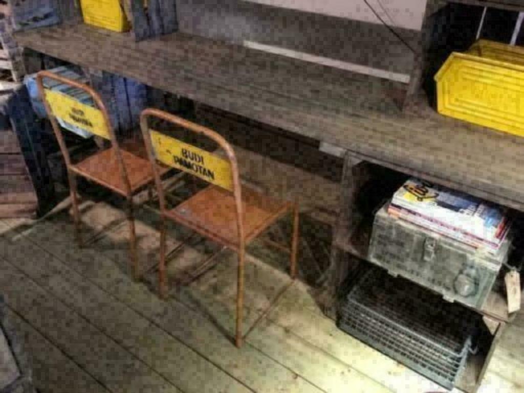 Gekleurde oude stalen kinderstoeltjes / stoel uit Indonesie, Huis en Inrichting, Stoelen, Ophalen, Gebruikt, Eén