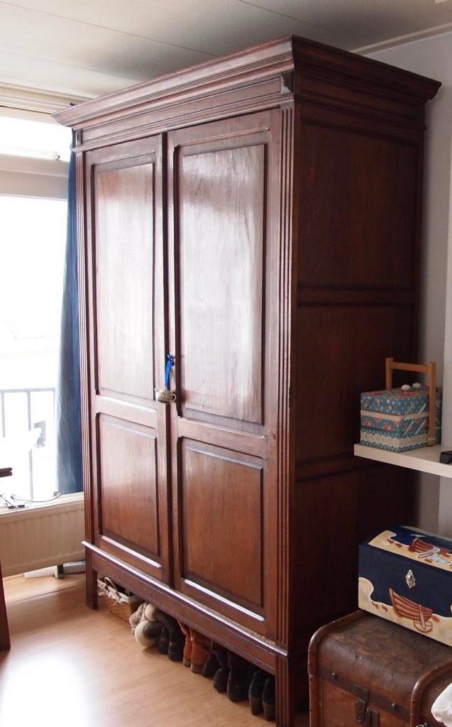 Grote oude donkerhouten kast, Antiek en Kunst, Ophalen