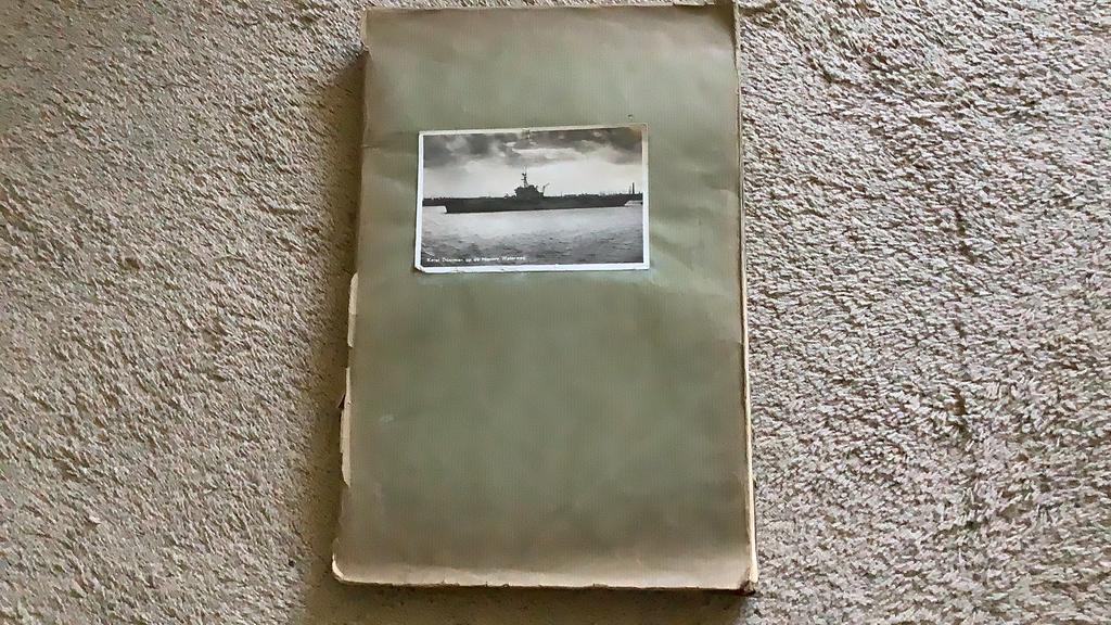Plakboek met boten: krantenknipsels, plaatjes, ansichtkaart, Ophalen of Verzenden