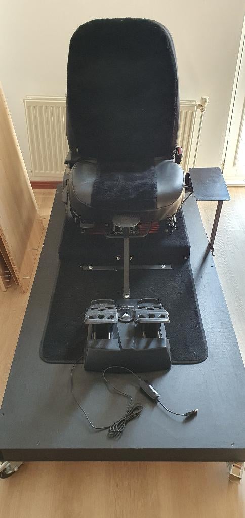 Flight/race sim: meubel, stoel, yoke, pendalen, butt kicker, Spelcomputers en Games, Ophalen, Zo goed als nieuw