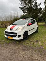Peugeot 107 1.0 12V 3DR 2009 Wit sport nw apk nette staat!✅, Voorwielaandrijving, 4 stoelen, Bedrijf, Handgeschakeld