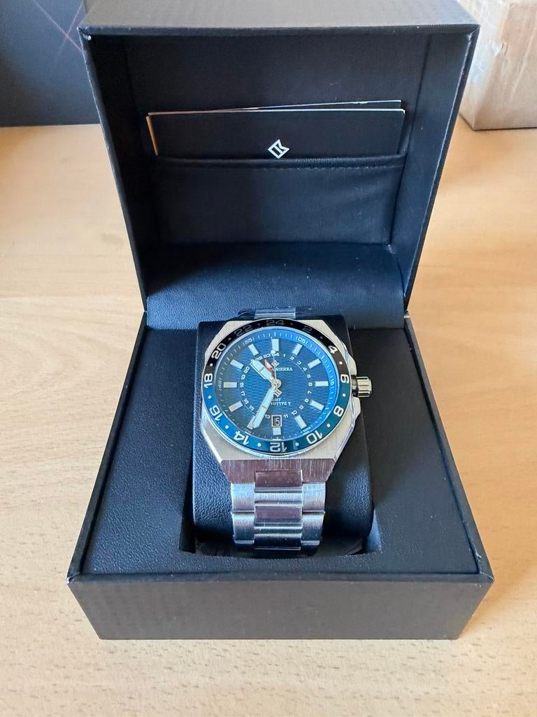 Alpha Sierra PrototypeY No.1 Quartz horloge GMT (Nieuw), Sieraden, Tassen en Uiterlijk, Armbanden, Nieuw, Staal, Zilver, Ophalen of Verzenden