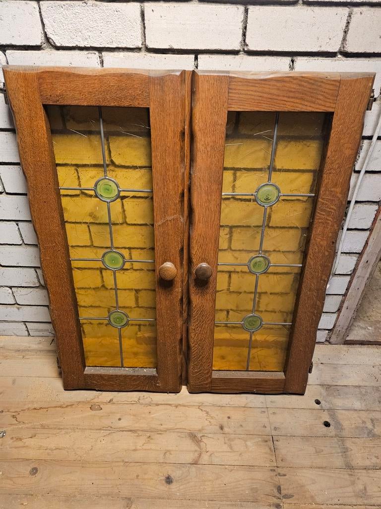 Eiken kastdeurtjes met glas in lood, Ophalen