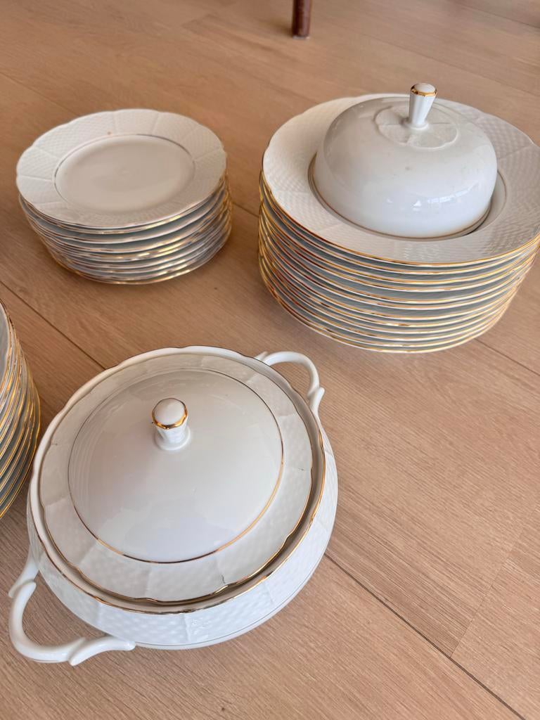 Wit servies met gouden rand, Ophalen