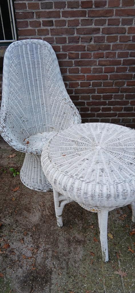 Vintage Witte Rotan Loungefauteuil met Bijzettafel, Huis en Inrichting, Tafels | Bijzettafels, Gebruikt, Rond, Minder dan 55 cm