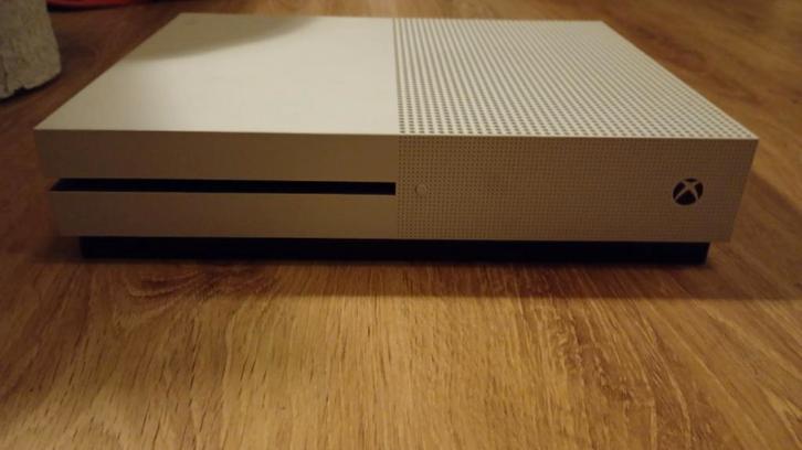 Xbox One S met 2 controllers en 4 spellen, Spelcomputers en Games, Spelcomputers | Xbox One, Ophalen