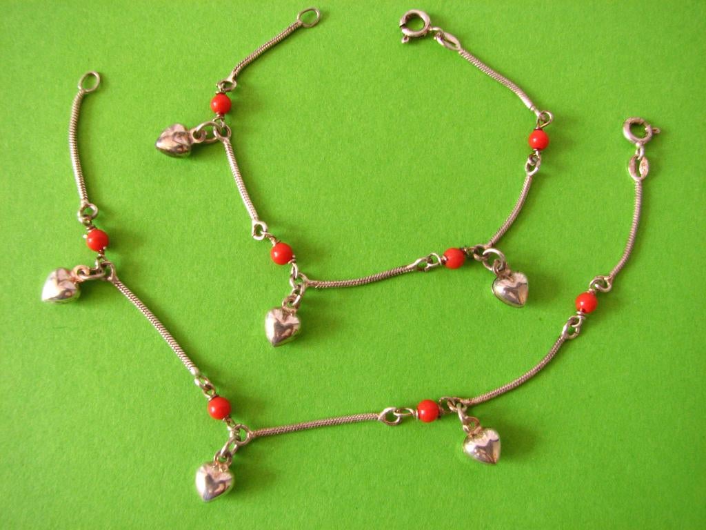 2 Mooie Fijne Zilveren Armbanden met bloedkoraal en hartjes, Sieraden, Tassen en Uiterlijk, Antieke sieraden, Ophalen of Verzenden