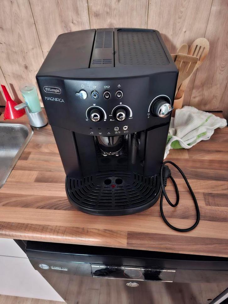 Gereviseerde Delonghi Magnifica ESAM 4000 Koffiemachine, Witgoed en Apparatuur, Koffiezetapparaten, Refurbished, Gemalen koffie