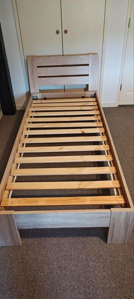 Één persoonsbed met lattenbodem, Huis en Inrichting, Slaapkamer | Bedden, Zo goed als nieuw, Eenpersoons, 90 cm, Hout, Grijs, Ophalen