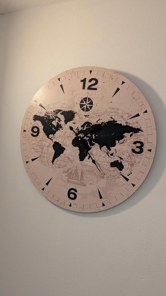 Grote Wandklok Wereldkaart Design, Huis en Inrichting, Woonaccessoires | Klokken, Zo goed als nieuw, Wandklok, Analoog, Ophalen of Verzenden