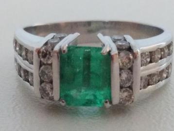 witgouden RING (17,25)  met ca 1 crt Briljanten en 1 Smaragd beschikbaar voor biedingen