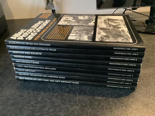 Militaire uitrusting WW2 per land, 9 delen, Boeken, Oorlog en Militair, Zo goed als nieuw, Ophalen of Verzenden