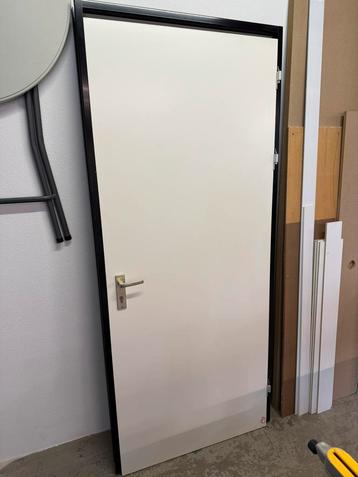 Brandwerende opdekdeur met aluminium kozijn. beschikbaar voor biedingen
