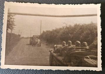 100%orig wo2foto duitse soldaten voertuig opweg naar front  beschikbaar voor biedingen
